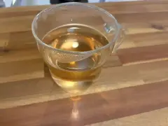 コップに入れたお茶の画像
