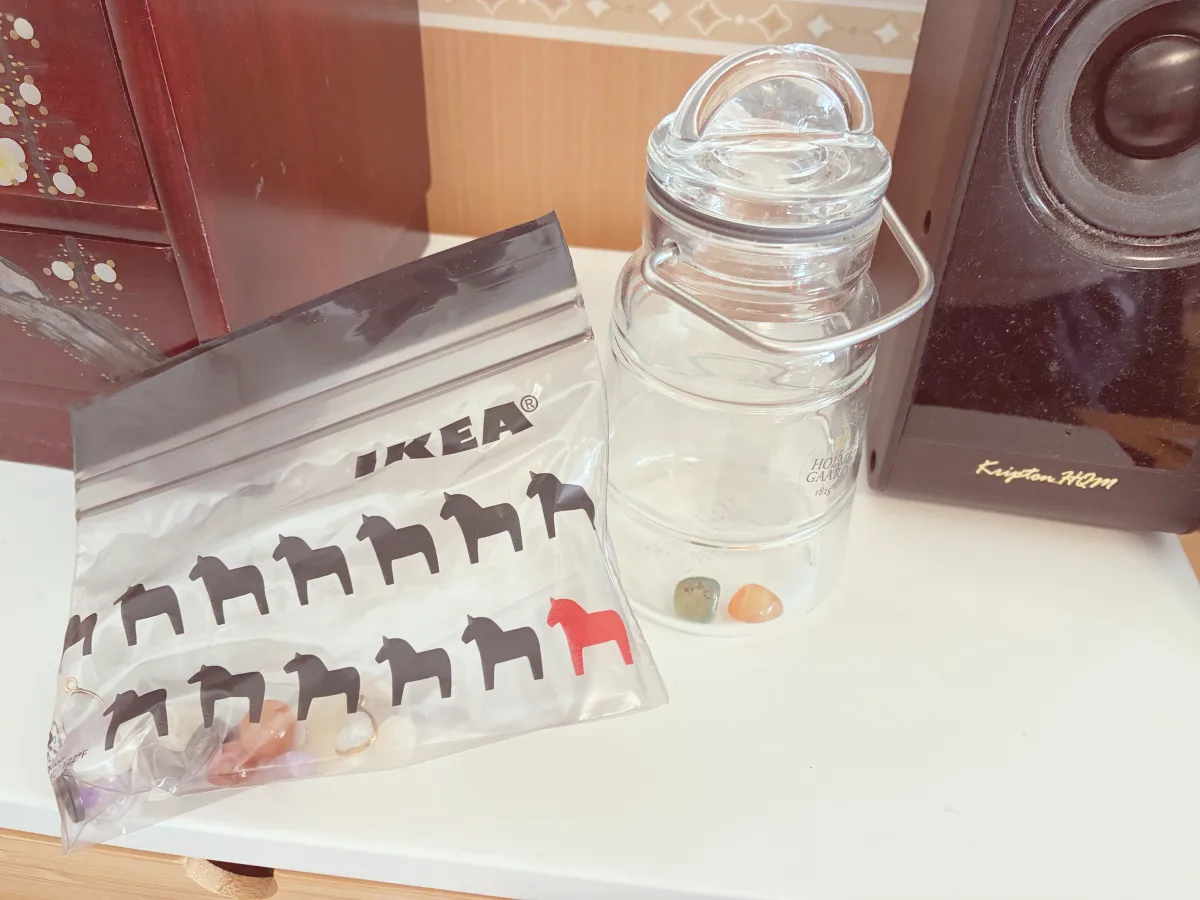 空きビン習慣トラッカーに入れる様子