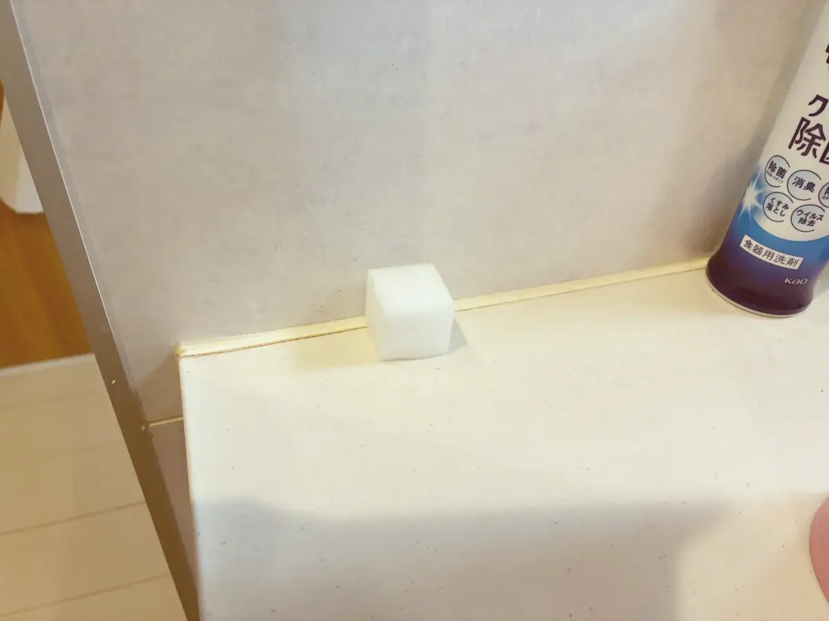 台所にメラミンスポンジを置いている様子
