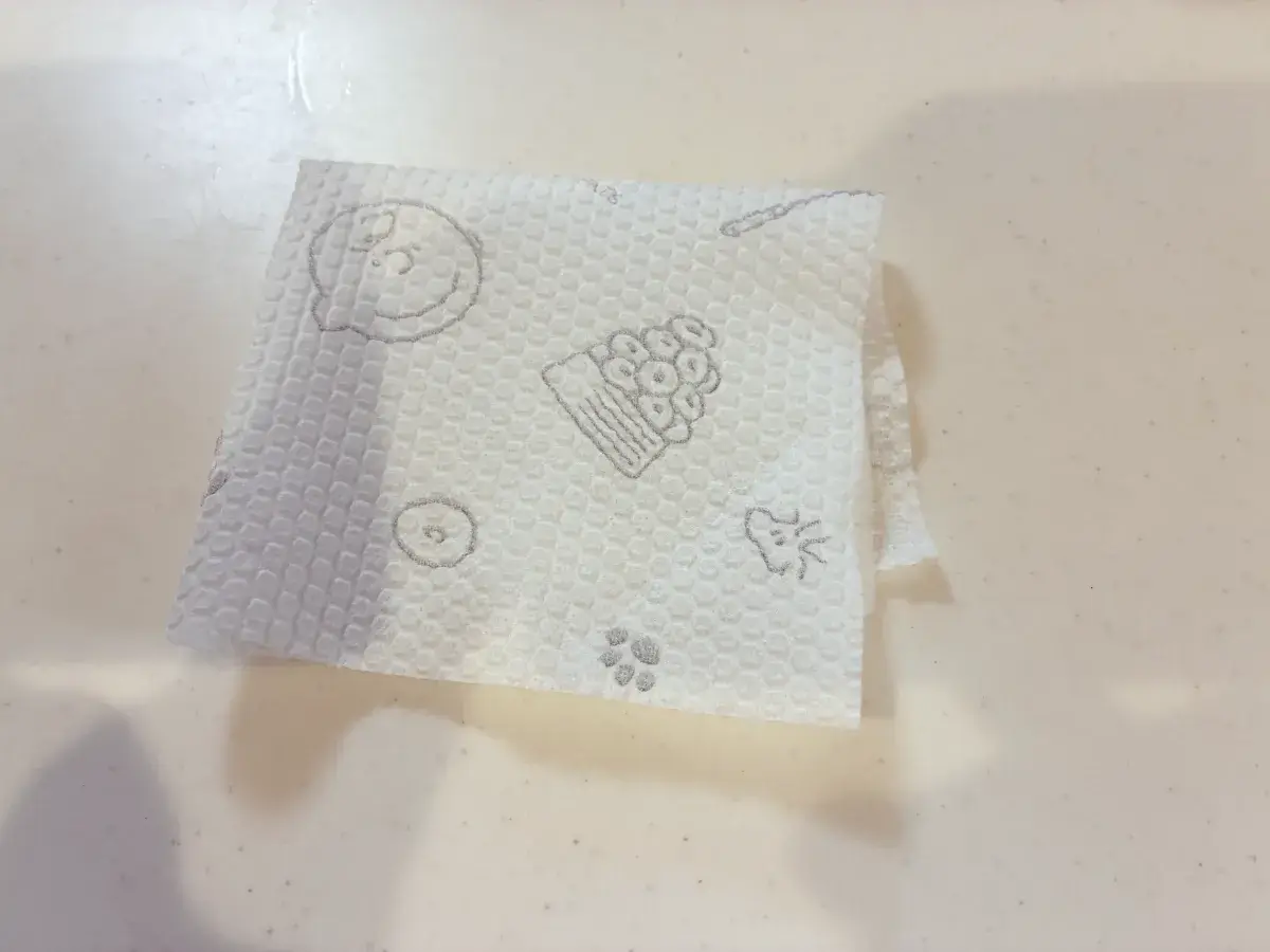 台所に洗えるキッチンペーパーを置いている様子